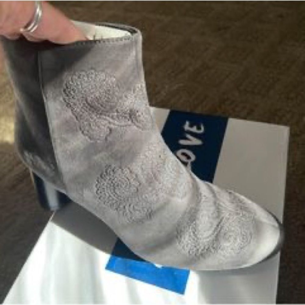 Women's Embroidery Suede Ankle Boots size 10 NIB